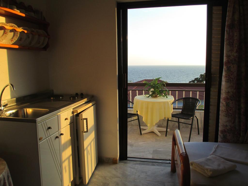 Nick House Hotel Plomari Exterior photo